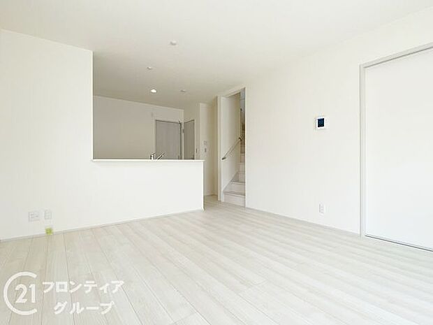 LDKには大きな窓からたくさんの光が入り、明るく、開放的な空間を演出してくれます。お友達が遊びに来た時も自慢のリビングになりますね!