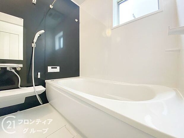 浴槽は環境にやさしい節水タイプを採用。浴槽内ステップで半身浴や親子入浴も楽しめるので、毎日のバスタイムをエコで素敵に演出してくれる小窓付きの浴室です