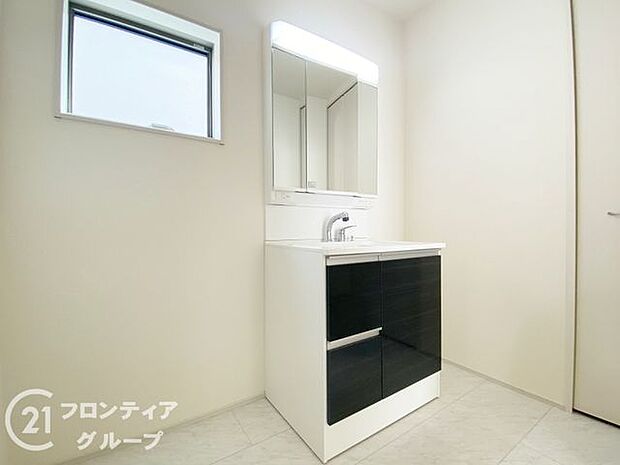 曇り止めヒーター付きのミラーキャビネットを採用しております。ミラーの内側がすべて収納スペースになっているので、スタイリング剤や歯ブラシなどの収納に便利ですね。