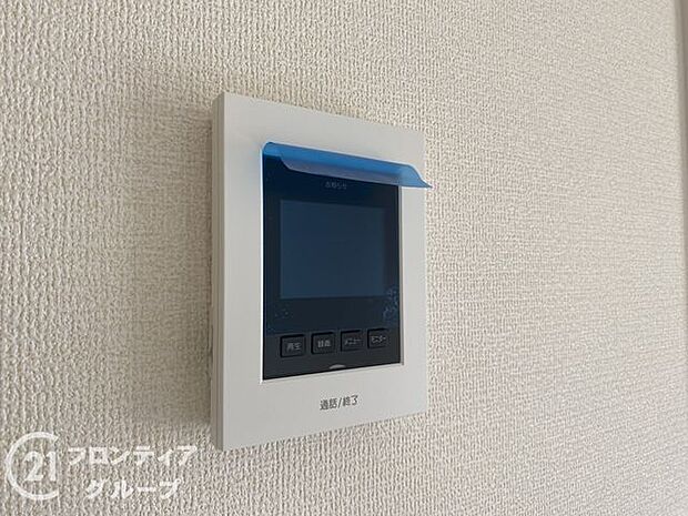 ハンズフリー機能を備えたカラーモニターインターホンを採用!お料理中などで手が塞がっていても便利に応答可能です!夜間の映像確認機能もついていて、安心ですね!