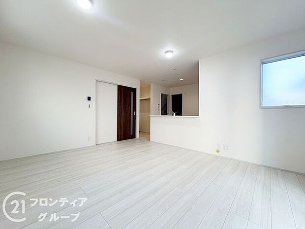 LDKには大きな窓からたくさんの光が入り、明るく、開放的な空間を演出してくれます。お友達が遊びに来た時も自慢のリビングになりますね！