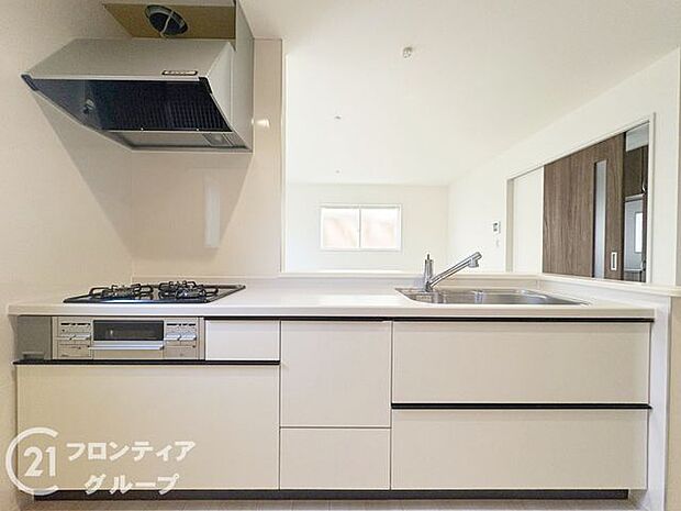 お手入れが楽に行える換気扇やステンレスワークトップは毎日お料理する奥様の味方！