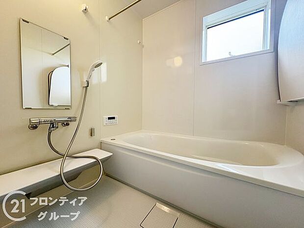 浴槽は環境にやさしい節水タイプを採用。浴槽内ステップで半身浴や親子入浴も楽しめるので、毎日のバスタイムをエコで素敵に演出してくれる小窓付きの浴室です