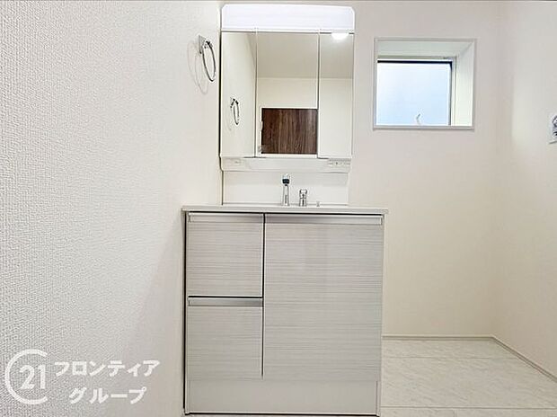 曇り止めヒーター付きのミラーキャビネットを採用しております。ミラーの内側がすべて収納スペースになっているので、スタイリング剤や歯ブラシなどの収納に便利ですね。