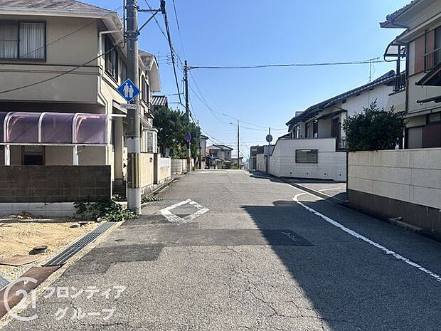 幅広い道路が確保されており、車の出入りがスムーズに行えます。周辺環境も整備されており、快適な生活をサポートします。