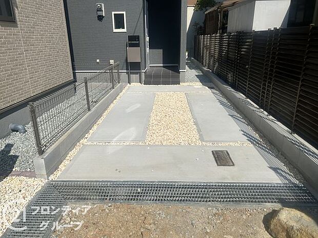 安全性を考慮した駐車場で、大切な車を安心して停められます