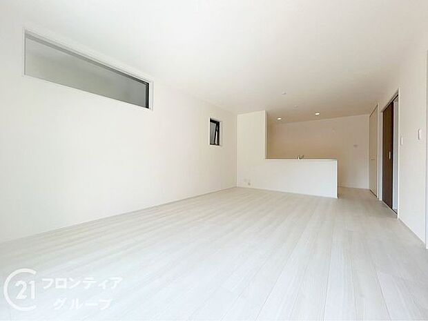 LDKには大きな窓からたくさんの光が入り、明るく、開放的な空間を演出してくれます。お友達が遊びに来た時も自慢のリビングになりますね!