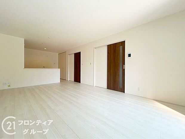 リビングのフローリング材には、木目や色調など木材特有の風合いがあり、ナチュラルな美しさで、日々の生活に温もりを与えてくれます。