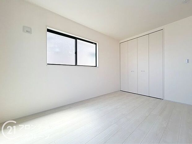 寝室や子供部屋など用途多彩な明るい洋室!