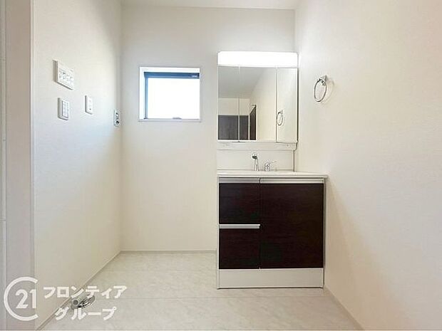 曇り止めヒーター付きのミラーキャビネットを採用しております。ミラーの内側がすべて収納スペースになっているので、スタイリング剤や歯ブラシなどの収納に便利ですね。