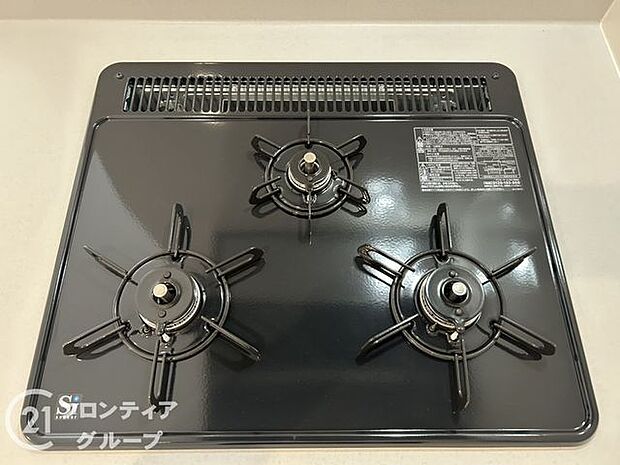 使い勝手のよい三つ口コンロです。ビルトインコンロで吹きこぼれのお掃除もらくらく
