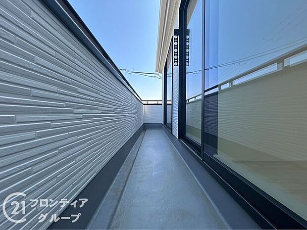 日当たりの良いバルコニーは、お洗濯が多いときも安心!たくさん干してもカラっと乾きそうです!