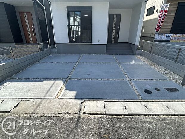 広々としたスペースで車の出し入れがスムーズに行えます。