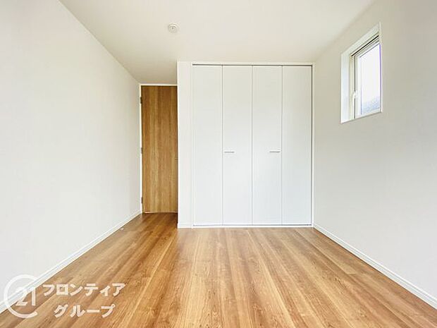 明るく広々とした子ども部屋は、遊び心をくすぐる空間です。お子様の成長を見守るのにぴったりの環境です。