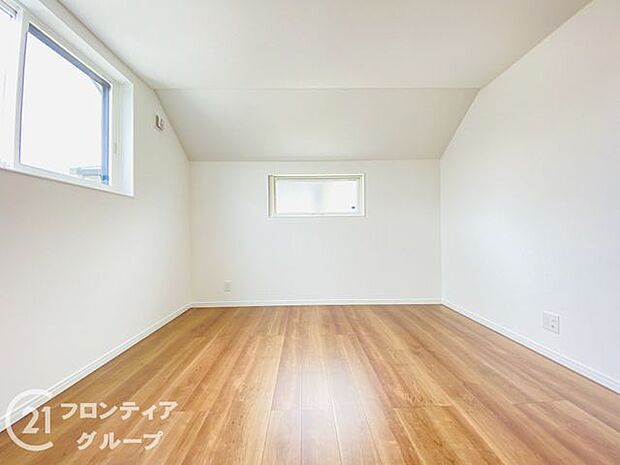 広々としたスペースの子ども部屋は、遊びや勉強に最適で、快適な居住空間を提供します。