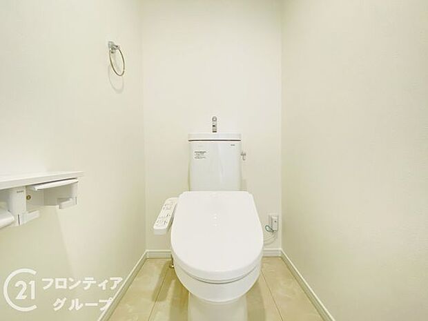 温水洗浄付きのトイレは、清潔で快適な使用感を提供し、毎日の生活をより便利で心地よくします。リラックスできる空間を作り出します
