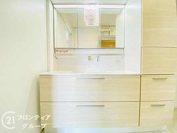 清潔感あふれるデザインの洗面台は、広々としたスペースで毎日の身支度が快適に行え、使い勝手がとても良いです！