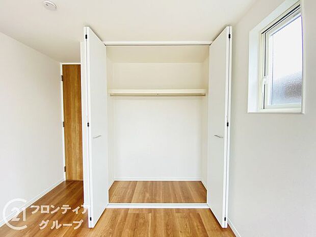 季節物もすっきり片付けられる、たっぷり収納です。衣替えの際にも困らない大容量の収納スペースがあり、季節ごとのアイテムをスムーズに整理できます。快適な生活をサポートします。