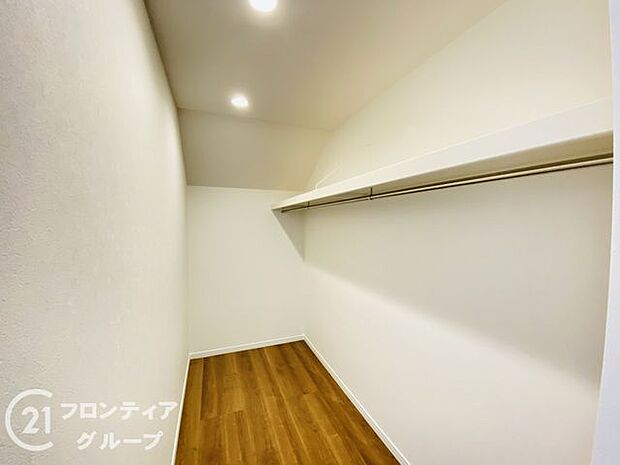 ウォークインクローゼット完備！衣類や靴、バッグなどを一か所にまとめて収納できるため、探し物が減り、毎日の準備がスムーズになります。