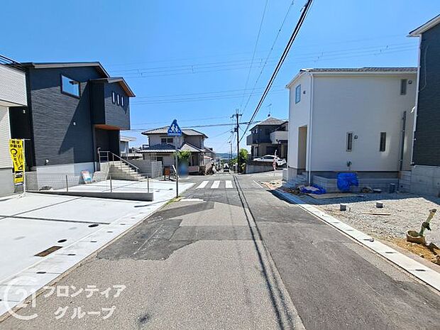 前道が広々としており、来客時にも安心して駐車できます。整備された道路で、車の出し入れがスムーズです。