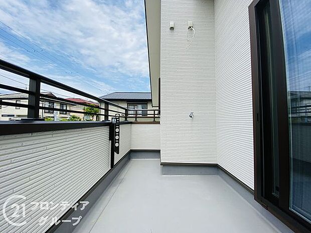 開放感あふれるバルコニーで、心地よい風を感じながらリラックスできます。