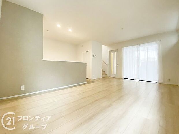 ナチュラルな色合いとはっきりとした木目で、木の温もりを感じながら過ごせる広々としたリビングです。お好きなインテリアでお気に入りの空間を作り出せますね。