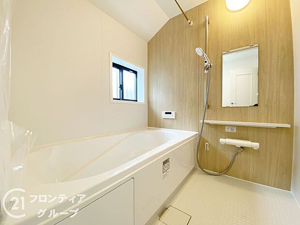 保温効果のある浴槽を採用しており、温かいお湯が長続き!1坪以上の広々とした空間なので、親子入浴や半身浴などに向いた浴室です!