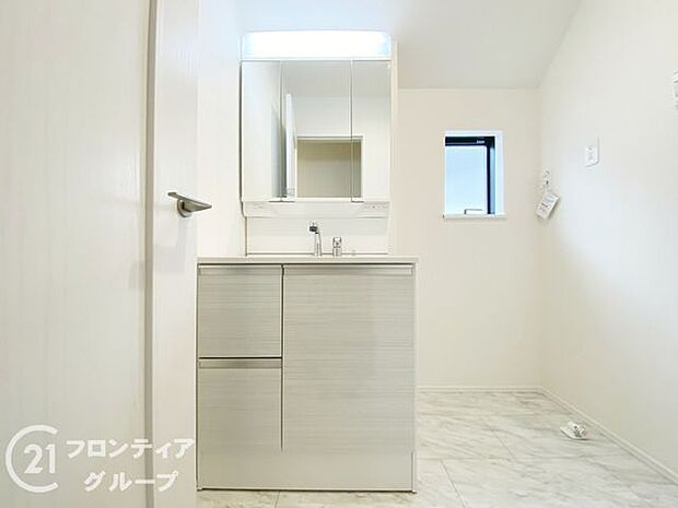 ハンドシャワー付き洗面化粧台。曇り止めヒーター付きミラーの内側にはたっぷりの収納がついており、スタイリング剤や歯ブラシなどもたっぷり収納可能です!