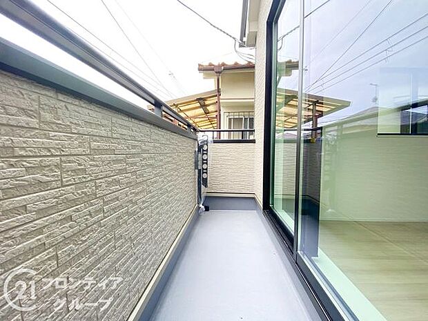 日当たりの良いバルコニーは、お洗濯が多いときも安心。たくさん干してもカラっと乾きそうです!