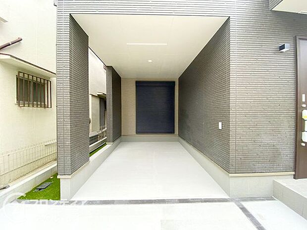 安全性を考慮した駐車場で、大切な車を安心して停められます