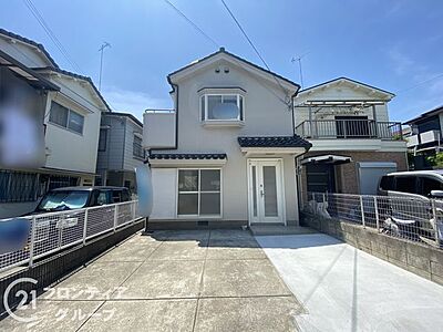 外観:シンプルでスッキリとした外観が特徴の一戸建てです。お手入れがしやすく、毎日の暮らしが快適に過ごせます。駐車スペースも確保されており、お車をお持ちの方にもおすすめです 外観:シンプルでスッキリとした外観が特徴の一戸建てです。お手入れがしやすく、毎日の暮らしが快適に過ごせます。駐車スペースも確保されており、お車をお持ちの方にもおすすめです