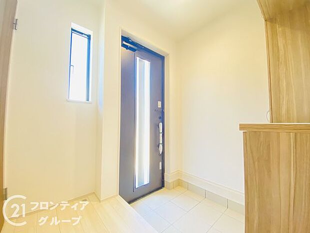 玄関ではタイルを採用しており、お掃除楽々!特にお子さまがたくさんの砂を持って帰ってきても安心ですね!