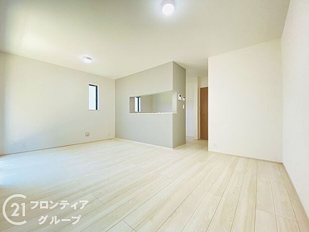 ナチュラルな色合いとはっきりとした木目で、木の温もりを感じながら過ごせる広々としたリビングです。お好きなインテリアでお気に入りの空間を作り出せますね。