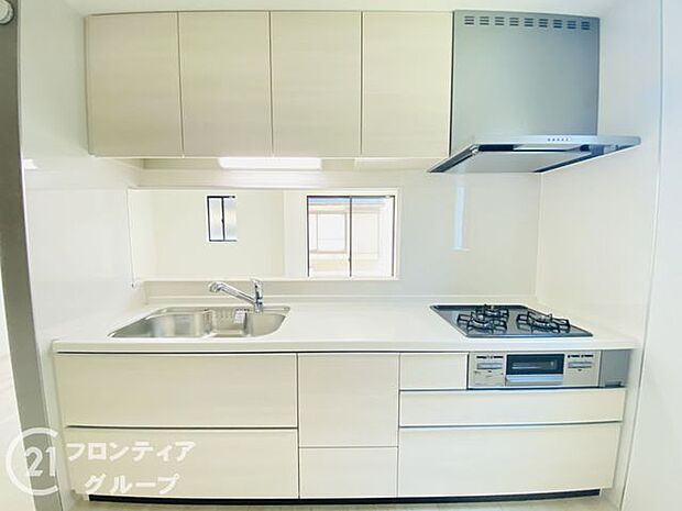 人工大理石カウンタートップ・ガラストップコンロを採用しており、お掃除ラクラク。浄水器付きハンドシャワー水栓など、奥様に嬉しい機能がたくさん!