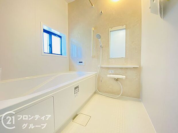 保温効果のある浴槽を採用しており、温かいお湯が長続き!1坪以上の広々とした空間なので、親子入浴や半身浴などに向いた浴室です!