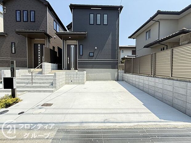 2台分の広々な駐車スペースがあります