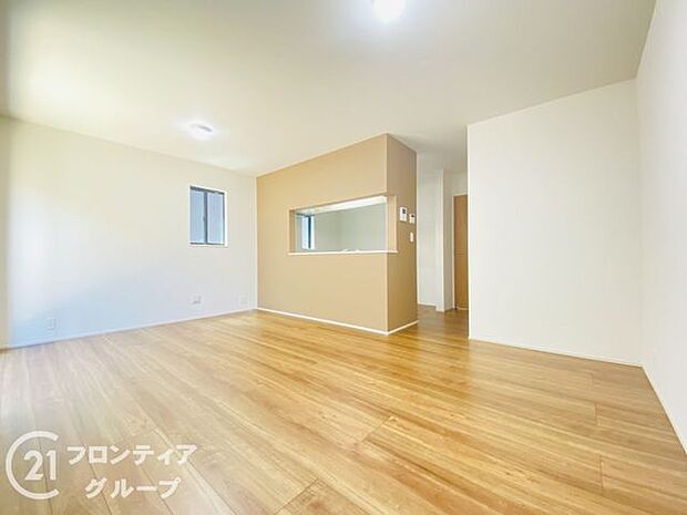 ナチュラルな色合いとはっきりとした木目で、木の温もりを感じながら過ごせる広々としたリビングです。お好きなインテリアでお気に入りの空間を作り出せますね。