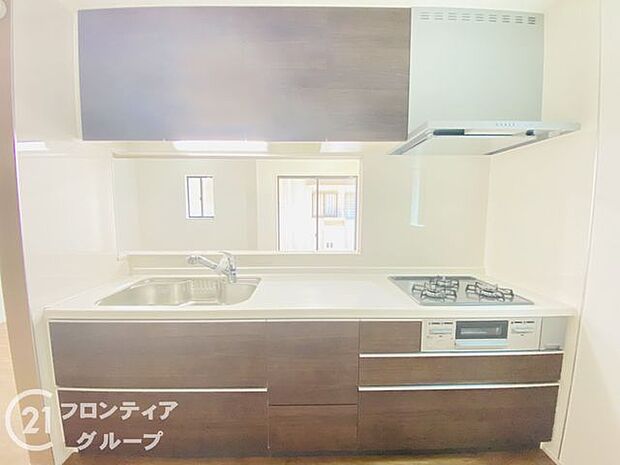 人工大理石カウンタートップ・ガラストップコンロを採用しており、お掃除ラクラク。浄水器付きハンドシャワー水栓など、奥様に嬉しい機能がたくさん!