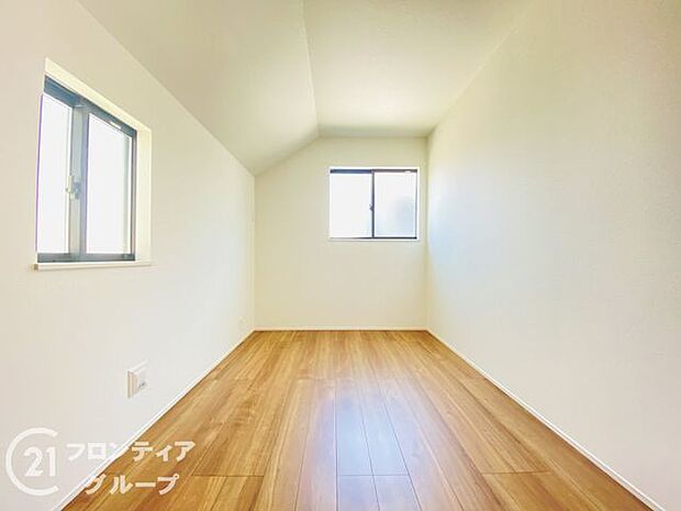 フローリング材には、木目や色調など木材特有の風合いがあり、ナチュラルな美しさで、日々の生活に温もりを与えてくれます。