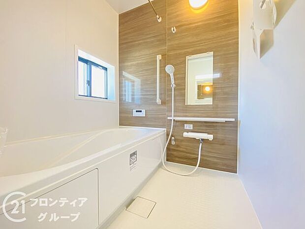 保温効果のある浴槽を採用しており、温かいお湯が長続き!1坪以上の広々とした空間なので、親子入浴や半身浴などに向いた浴室です!