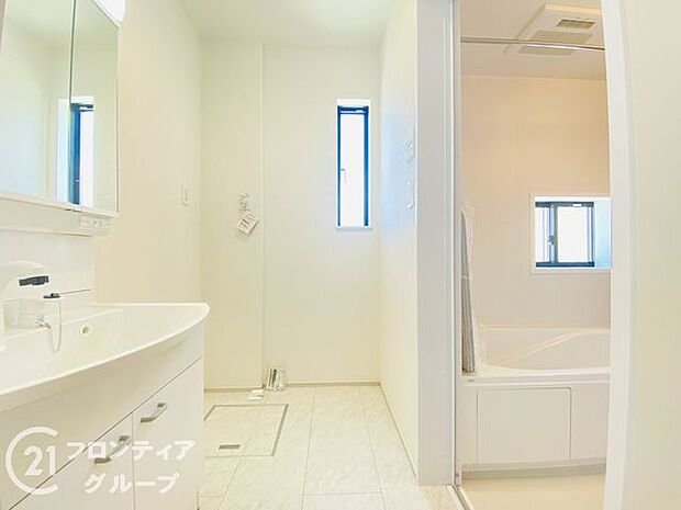 ハンドシャワー付き洗面化粧台。曇り止めヒーター付きミラーの内側にはたっぷりの収納がついており、スタイリング剤や歯ブラシなどもたっぷり収納可能です!