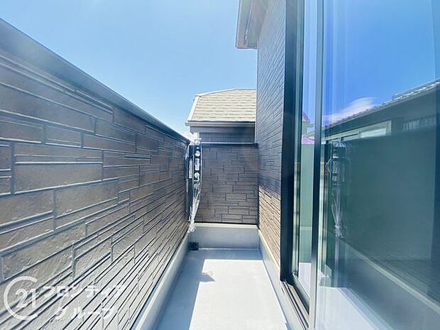 日当たりの良いバルコニーは、お洗濯が多いときも安心。たくさん干してもカラっと乾きそうです!