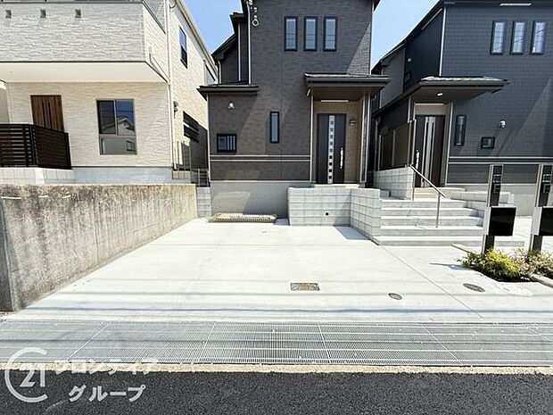 2台分の広々とした駐車スペースがあります