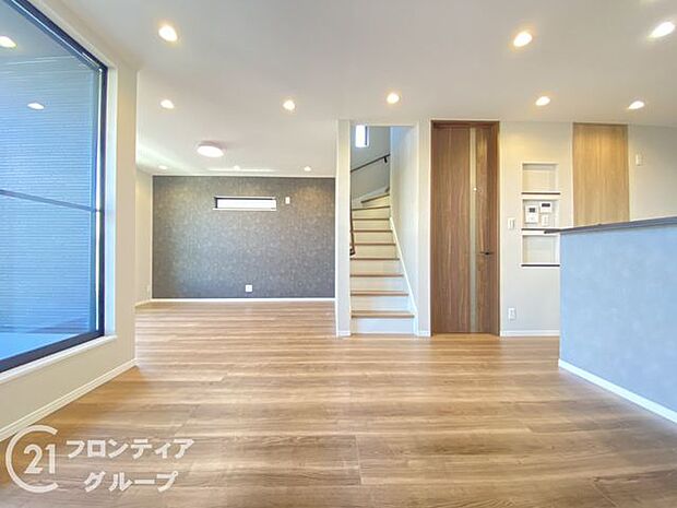 リビングは、広々とした空間で、家族や友人との時間を楽しむのにぴったりです。快適な居住空間を提供します。