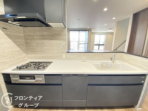 対面式キッチンで、ご家族とお話しながらお料理ができる楽しい空間です