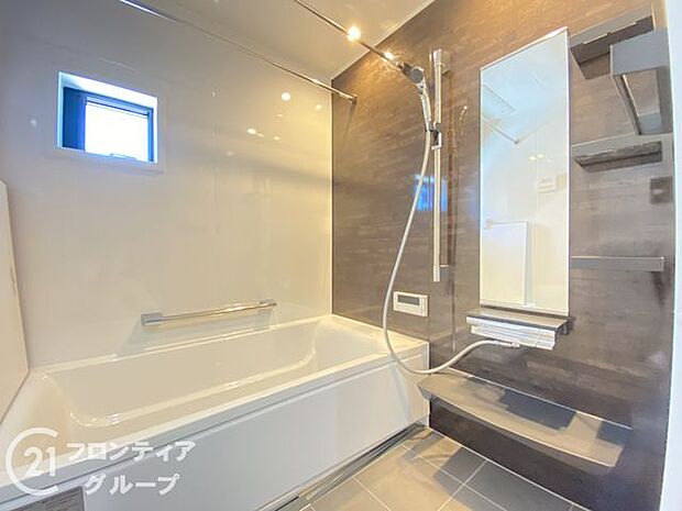 広々としたバスルームで、心地よいリラックスタイムを楽しめます。快適な空間で、日々の疲れを癒す贅沢な時間を提供します。