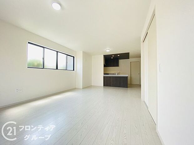 リビングは、広々とした空間で、家族や友人との時間を楽しむのにぴったりです。快適な居住空間を提供します。