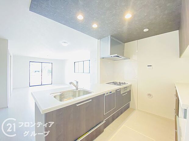 3口コンロ付きのキッチンは、調理の効率が良く、同時に多くの料理を作れる便利で機能的な空間です