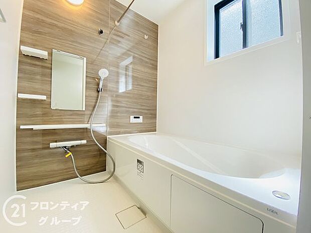 ゆったりと脚を延ばして、1日の疲れを癒せます。窓があるのでこまめに換気ができ、清潔感を保てます。落ち着いた色合いは、心を穏やかにし、リラックスタイムをより豊かにします。