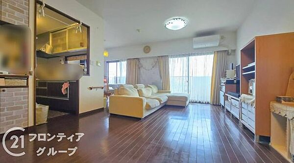 広々としたリビングで、明るい日が差し込みます！